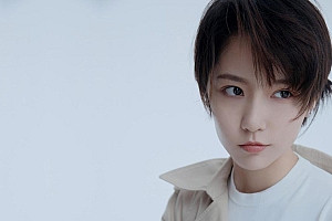 短发成果黑白照片高清美女壁纸