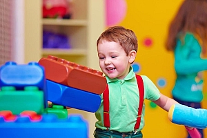 小朋友快乐玩耍的高清图片壁纸