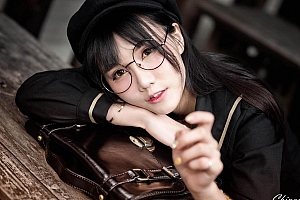 清纯戴眼镜的美女高清桌面壁纸