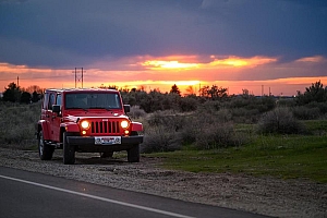 硬派越野吉普车高清图片壁纸