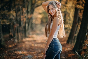 明星牛仔裤美臀金发女模特电脑壁纸大图