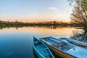 湖面上停泊的小船图片电脑壁纸