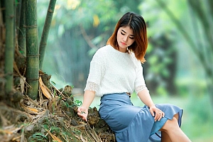 高清竹林中美女电脑桌面壁纸