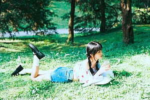 高清草地上的少女可爱壁纸