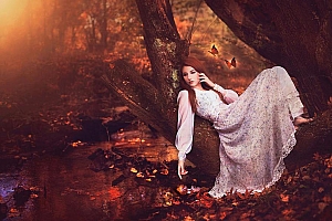 秋天森林里的美女壁纸