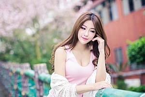 养眼美女户外照片电脑桌面壁纸