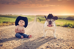 宝宝和狗狗温馨图片