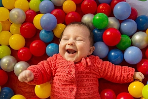 彩色的玩具球球可爱宝宝壁纸图片