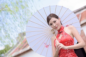 最火的抖音旗袍美女算卦壁纸