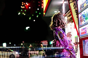 夜色迷人和服少女夜景高清桌面