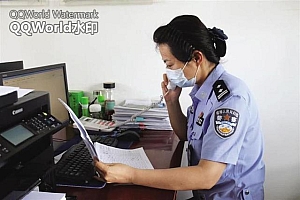 抗疫一线“警花”的坚守