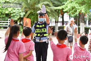 贵阳“小志愿者”走上街头 开展交通安全宣传劝导