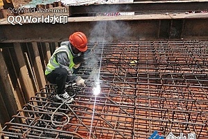 钢筋笼上,焊工成“汗”工