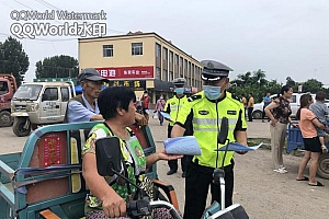 诸城:交警宣传进集市 交通安全送心头