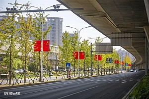 无锡国庆“氛围感”拉满 绿化亮化添彩 满城尽是“中国红”