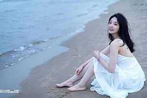 海边长发美女电脑桌面壁纸