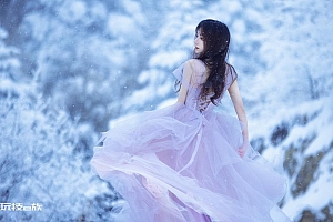 雪天美女背影唯美壁纸图片
