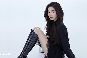 长发美女 黑色裙子 美腿图片高清壁纸下载