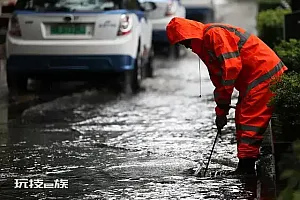 河南许昌:男子挖下水道掏出钱币手表吊坠 法律上怎么说?