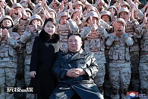 金正恩与试射导弹人员合影 女儿出镜