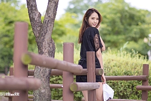 回头朝你微笑的美女桌面壁纸