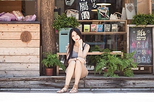 纯情漂亮的非主流美女桌面壁纸