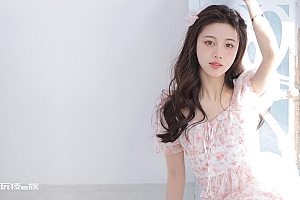 粉色裙子 养眼居家美女桌面壁纸