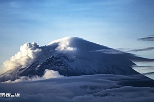 火山山顶云雾风景壁纸图片