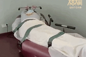 女子做理疗被绑摇摆床扭成美人鱼 网友:学游泳呢吧