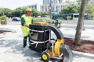 工人精细化、机械化作业提升洒扫效率 环卫技能与城市颜值同频共升