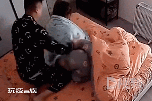 妻子半夜喂奶丈夫帮盖毛毯当靠垫:新手家长互帮互助