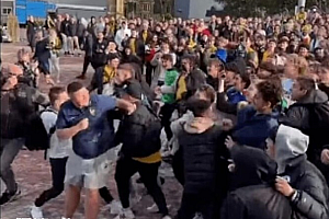 现场:澳大利亚球迷赛后围攻法国球迷 澳球迷围着法球迷叫嚣扔东西