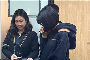 把父亲送进监狱后她仍不原谅母亲 被父亲猥亵后母亲无动于衷算帮凶吗?