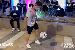 退钱哥卡塔尔街头大秀球技 与外国球迷切磋被秀到