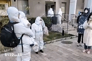 父母带2岁孩子去方舱邻居纷纷挽留:我们一起帮你