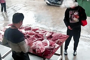 肉摊主见女子困难慷慨赠8斤肉和油:仗义每多屠狗辈!