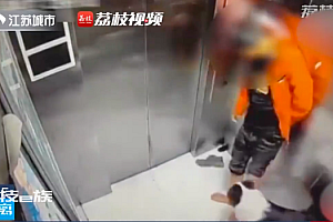 男子酒后遛狗被卡电梯致狗死亡 摊上这样的主人也够可怜的