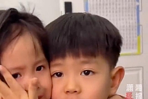 6岁哥哥见妹妹哭一把揽入怀中 网友:萌且霸气