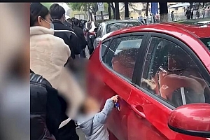 幼童拿钥匙划坏一排小车 家长不制止 网友:等着赔钱吧