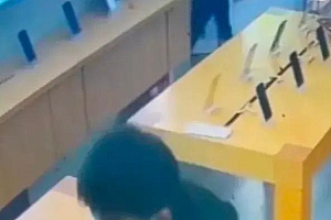 男子假装逛店偷换收款码 这已经属于盗窃罪了!