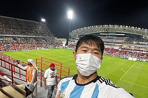 24岁中国小伙骑行2000公里到卡塔尔 只为支持梅西