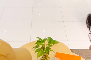 情侣给对方惊喜不料喜提4台手机 宛若两口子不同菜市场买一样的菜