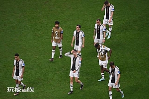 德国出局众生相:吕迪格呆坐草坪 老穆勒低头不语