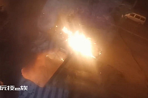 辽宁鞍山永乐街一商铺门前发生爆炸 一排商铺玻璃全震碎幸未造成人员伤