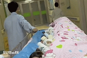 医生推着上下铺婴儿车!网友:宝宝巴士?