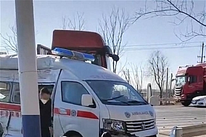江苏徐州一救护车和大货车相撞,目击者:车身受损严重,现场惨烈
