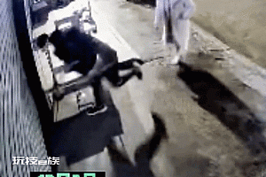 过路男女突然猛砸卷帘门:女子狠摔地面狼狈不堪
