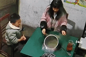 姐姐打翻汤锅5岁妹妹双腿被烫伤:视频令网友揪心