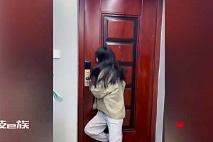 哈哈!女子住高层大风天开门瞬间被刮倒 这就是南北通透+连廊