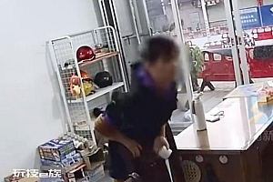 女子吃东西卡喉海姆立克法自救:关键时刻可救命